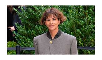 Esse corte é ideal para cabelos cacheados com um visual natural e prático: Halle Berry, aos 60 anos, ousa com o corte reto curto e está certa.