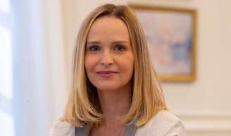 Fernanda Rodrigues é Beatriz, protagonista da novela vertical 'Eu não era louca, era casada'.