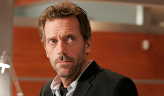 14 anos depois de 'House': aos 67, Hugh Laurie volta à televisão com uma nova série e agora ele passa longe de um consultório médico.
