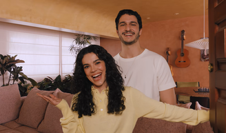 Duplex no topo de um edifício paulistano, painel de jacarandá com recorte circular e referência a templos zen-budistas: Manu Gavassi e Jullio Reis abrem o apartamento onde vivem com a filha Nara e os cães Magnólia e Aipim.