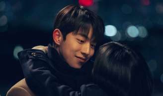 Encontrei na Netflix um romance que fala sobre uma das coisas mais difíceis da vida adulta: amar sem saber se o futuro é promissor.