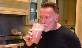 Suco de beterraba no liquidificador é tão bom quanto a creatina: aos 79 anos, Arnold Schwarzenegger afirma que ele promove 'melhor oxigenação muscular e maior eficiência cardiovascular durante o mesmo treino'.