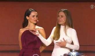 Adriana Esteves e Debora Falabella foram aplaudidas no Upfront 2027 ao apresentarem 'Avenida Brasil 2'.