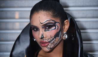 Aterrorizantemente incrível! Os tênis da Nike na cor 'caveira preta' são perfeitos para a época do Halloween e versáteis para usar ao longo de todo o ano.