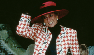 Arezzo se inspira em Lady Di para criar os scarpins bicolores de bico quadrado 'vermelho escarlate' e salto bloco; são os sapatos de mulher elegante que a princesa combinava nos anos 1990.