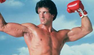Sylvester Stallone, hoje aos 80 anos, sobre a dieta adotada na época de ‘Rocky 3’: ‘Meu café da manhã inteiro se resumia a uns dois biscoitos de aveia feitos com arroz integral e 10 xícaras de café’.