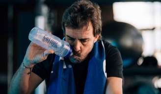 Fernando Alonso compete no mais alto nível da Fórmula 1 há mais de 20 anos, mantendo um regime rigoroso de treinamento físico, uma dieta balanceada e descanso adequado.
