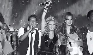 'Muito emocionante vê-los abraçados': no velório de Lua Blanco, ex-Rebeldes Chay Suede, Arthur Aguiar, Sophia Abrahão, Micael Borges e Mel Fronckowiak cantam juntos e fazem homenagem com mensagem poderosa, conta Letícia Colin.