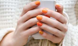 A primavera revela todo o seu encanto em outubro, e isso se reflete nas nossas unhas. Tons mais quentes, profundos e elegantes ganham destaque nas tendências de unhas de 2026.