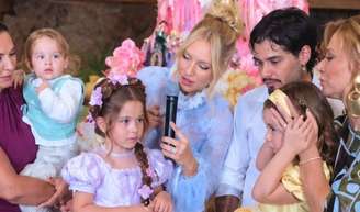 Filha de Virgínia, Maria Alice, de 5 anos, pede para tapar os ouvidos durante parabéns de Maria Flor: pediatra explica que reação isolada não significa um problema de saúde. 'Merece atenção é quando esse desconforto se torna frequente'.