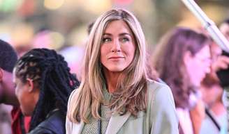 Jennifer Aniston, de 57 anos, e a verdade sobre a receita de salada favorita: 'Infelizmente não é minha. Tinha apenas alface americana, tomates fatiados, grão-de-bico, salame, bacon de peru crocante, frango e queijo pecorino'.