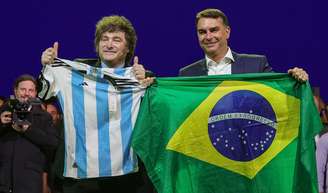 Jatinho da suposta fuga de Flávio Bolsonaro para Argentina é de empresa usada por Javier Milei; ex-candidato está com passaporte apreendido pela PF e proibido pela Justiça de deixar o Brasil.