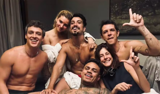 Atores reunidos após gravação de cena íntima