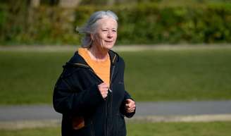 A lição de Vonda Wright, cirurgiã de 59 anos, sobre longevidade: 'É preciso caminhar pelo menos quatro vezes por semana, e em um bom ritmo'.
