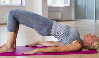 Os treinadores concordam sobre o melhor exercício para pessoas com mais de 60 anos: 'A ponte de glúteos é o exercício que todos deveríamos fazer para viver mais tempo'.