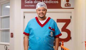 Na novela 'Por Você', Babu Santana interpreta Betinho, o enfermeiro criado na Via Maravilha, que encontrou nos estudos um caminho para crescer e se tornar um profissional dedicado e competente.