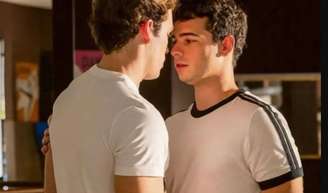 Novela 'Quem Ama Cuida': namoro gay de Mau Mau e Felipe após beijo quente termina com ciúme doentio de Fernando e preconceito de Otoniel.