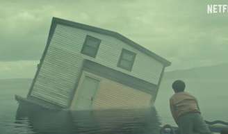 O trailer dessa série começa com uma cena muito perturbadora. Vemos uma casa sendo rebocada pelo mar quando, de repente, ela desaparece debaixo d'água com um homem dentro.