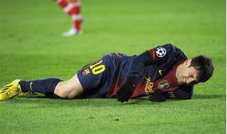 Lionel Messi, do Barcelona, reage após ser lesionado em partida contra o Benfica no estádio de Nou Camp em Barcelona. 5/12/2012