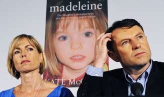 <p>Um cartaz com a foto da menina entre seus pais, Kate e Gerry</p>