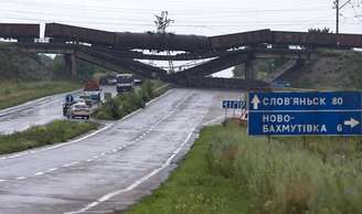 <p>Uma das pontes, na aldeia de Novobakhmutivka, desabou com um trem de carga por cima dela</p>