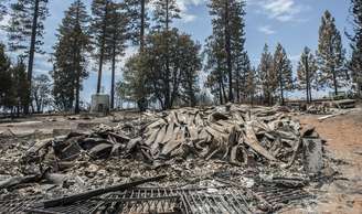 <p>Restos de uma casa destruida pelo incêndio na comunidade Foresta, no Parque Nacional de Yosemite, na Califórnia, na terça-feira, 29 de julho</p>