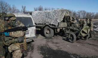 <p>Soldados ucranianos em Artemivsk, ao deixar a área de Debaltseve</p>