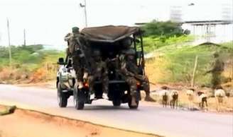 <p>Militares do Quênia a caminho da Universidade atacada pelo Al Shabaab</p>