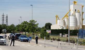 Policiais bloqueiam o acesso para a área industrial de Saint-Quentin-Fallavier, na França, em 26 de junho