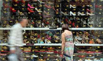 Consumidora observa loja de sapatos no centro de São Paulo 10/01/2017 REUTERS/Paulo Whitaker