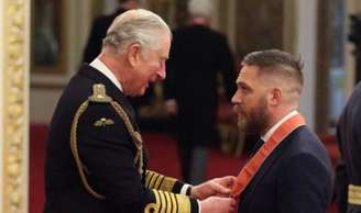 Tom Hardy recebe condecoração do príncipe Charles.
