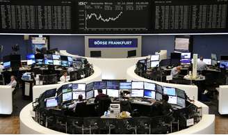 Operadores durante pregão na Bolsa de Frankfurt, na Alemanha
21/11/2018
REUTERS/Staff 
