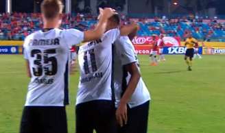 Jogadores do Sport comemoram gol na vitória sobre o Vila Nova