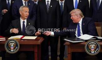 Presidente dos EUA, Donald Trump, e vice-premiê chinês, Liu He, assinam Fase 1 do acordo comercial 
15/01/2020
REUTERS/Kevin Lamarque