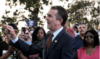 Governador da Virgínia, Ralph Northam, fala a ativistas pelo controle das armas em julho  do ano  passado
09/07/2019
REUTERS/Michael A. McCoy