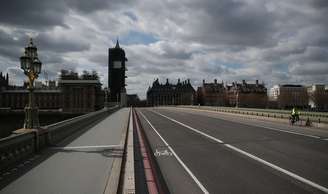 Ciclista atravessa ponte de Westminster vazia em Londres em meio à pandemia de Covid-19
03/04/2020 REUTERS/Hannah McKay 