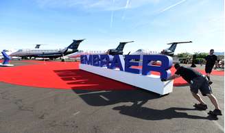 Logo da Embraer em feira de aviação em Las Vegas
21/10/2019 REUTERS/David Becker