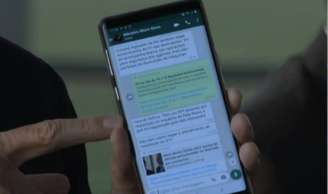 Bolsonaro exibe imagem de seu celular na tarde desta terça-feira, 5, para mostrar mensagens trocadas com o ministro Sérgio Moro