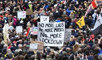 Milhares se reuniram em Londres para protestar contra novas regras sanitárias