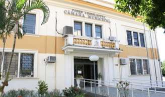 Dos 15 vereadores, 8 votaram pela eleição de Akio Matsuura. 