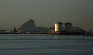 Tanques de armazenamento de gás natural na Baía de Guanabara, Rio de Janeiro 
14/11/2014
REUTERS/Pilar Olivares