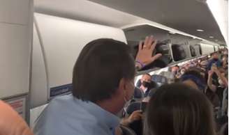 Bolsonaro divide opiniões entre passageiros de voo