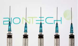 Seringas à frente de logo da BioNTech em foto de ilustração
10/11/2020 REUTERS/Dado Ruvic