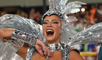 Paolla Oliveira durante o desfile da Grande Rio, na madruga desta segunda-feira, 20