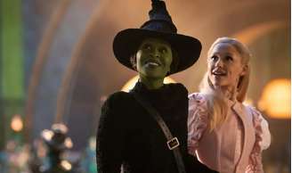 Cynthia Erivo e Ariana Grande como Elphaba e Glinda em 'Wicked'.