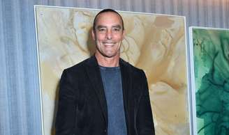 Paulo Zulu sofreu um derrame ocular após seu filho colocar um dedo em seu olho acidentalmente.