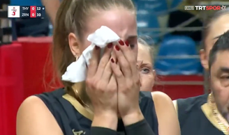 Jogadora deixa quadra chorando