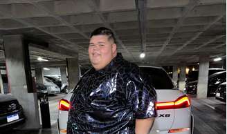 Gordão da XJ posa para foto em garagem