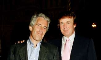 Epstein e Trump juntos na propriedade de Trump em Mar-a-Lago, na Flórida, em uma foto de arquivo de 1997