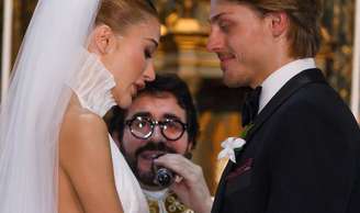 O padre Fábio de Melo casou a influenciadora Esther Marques, da família Cimed, e o investidor Adolpho Mello